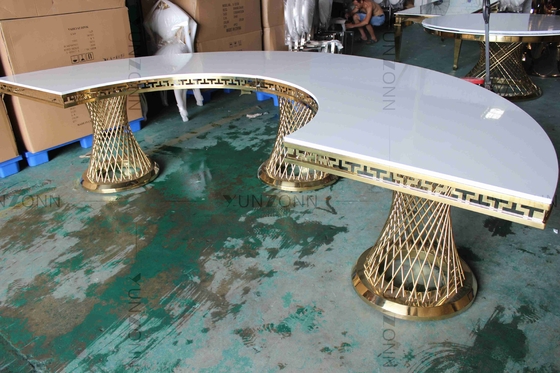 Küçük Bel Tabanı MDF Masa Üstü Yarım Ay Yemek Masası Düğün Etkinliği İçin Paslanmaz Çelik Çerçeve